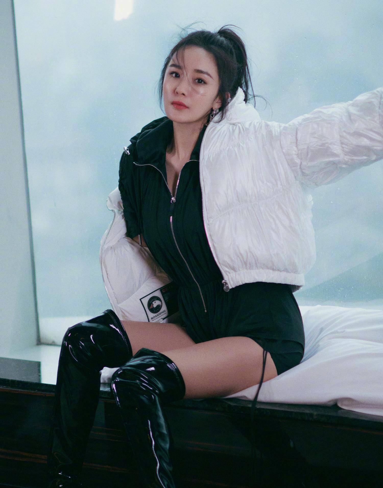 润色 杨幂太会穿,连体裤搭配过膝靴,藏不住的大长腿!