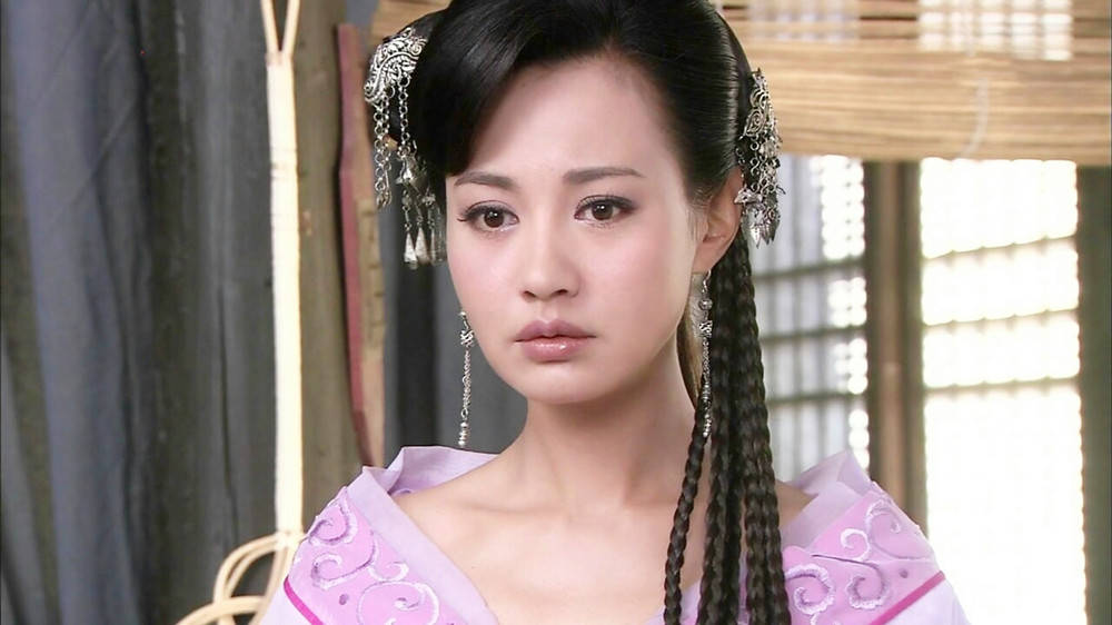 红衫时的发型看似没什么样式,只是梳拢而起的一个圆髻.