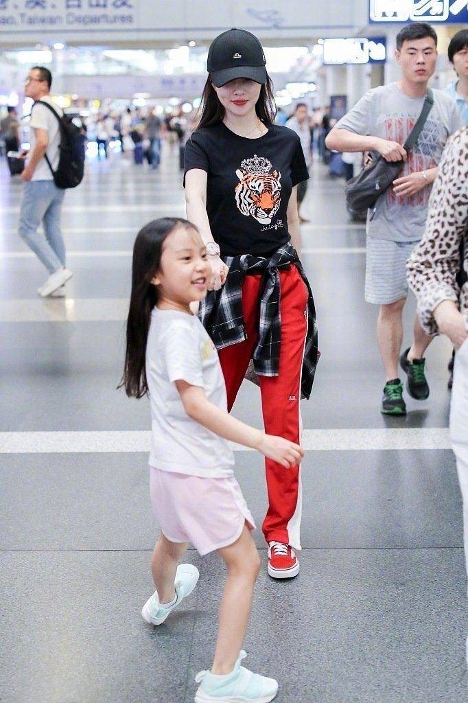 李小璐 李小璐携女儿走机场，6岁甜馨一身拼接西装比妈妈格纹大衣还有范