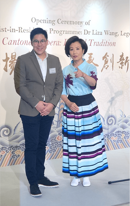 蓝色 汪明荃还是不硬凹少女的时候美，穿衬衫优雅大气，蓝色也好适合她