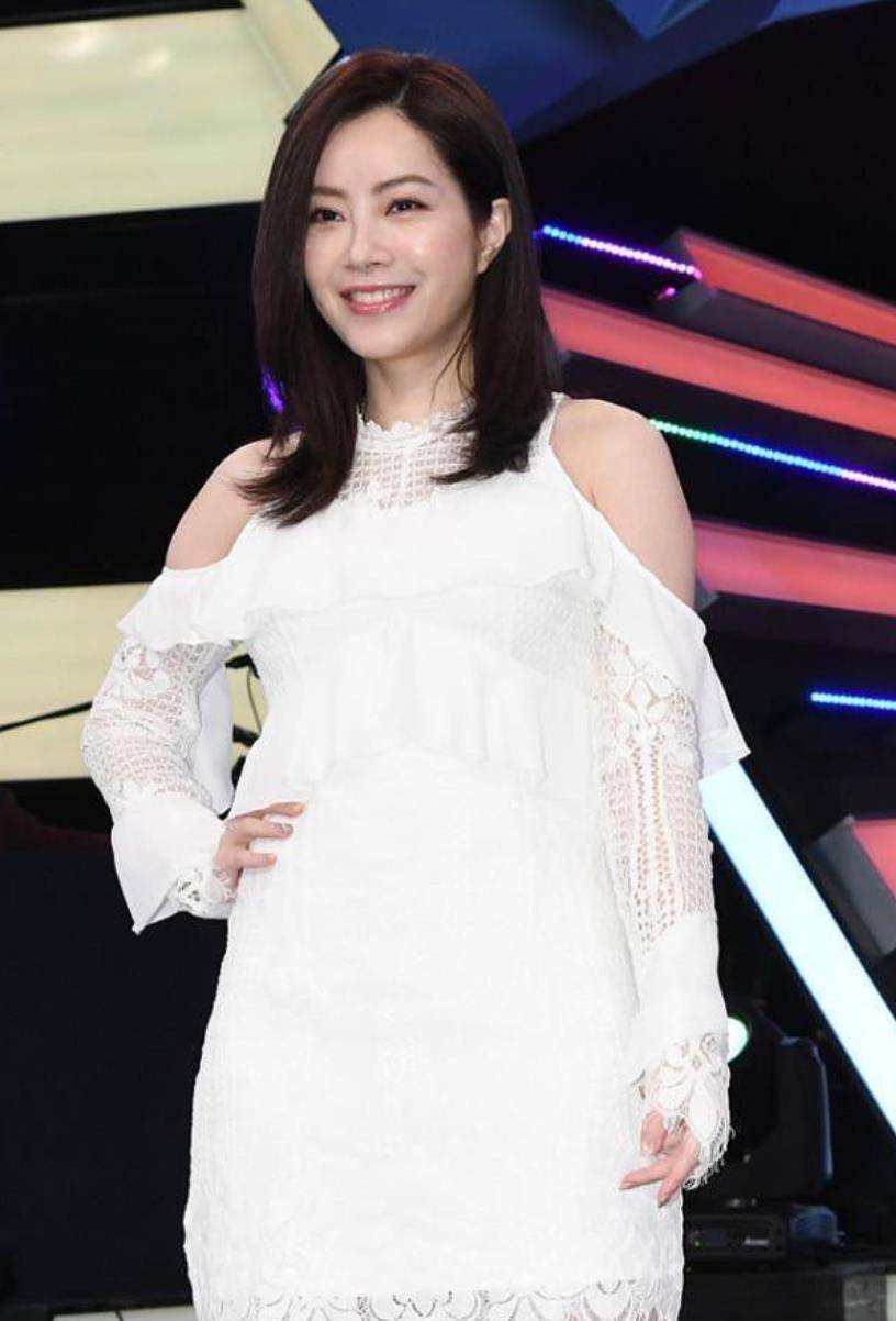 徐怀钰 罗志祥前女友43岁了，穿小白裙还有少女感，身材和年轻时相差不大