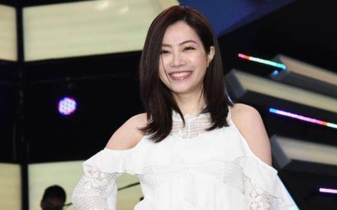徐怀钰 罗志祥前女友43岁了，穿小白裙还有少女感，身材和年轻时相差不大