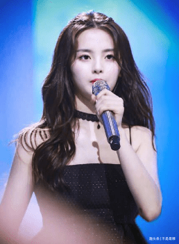 白甜|初中毕业去打工，出道两年登上福布斯名人榜，杨超越真是傻白甜？