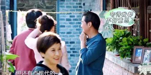 饭局|66岁张国立现身高档饭局！面色通红疑似醉酒，头顶一块泛白太突出