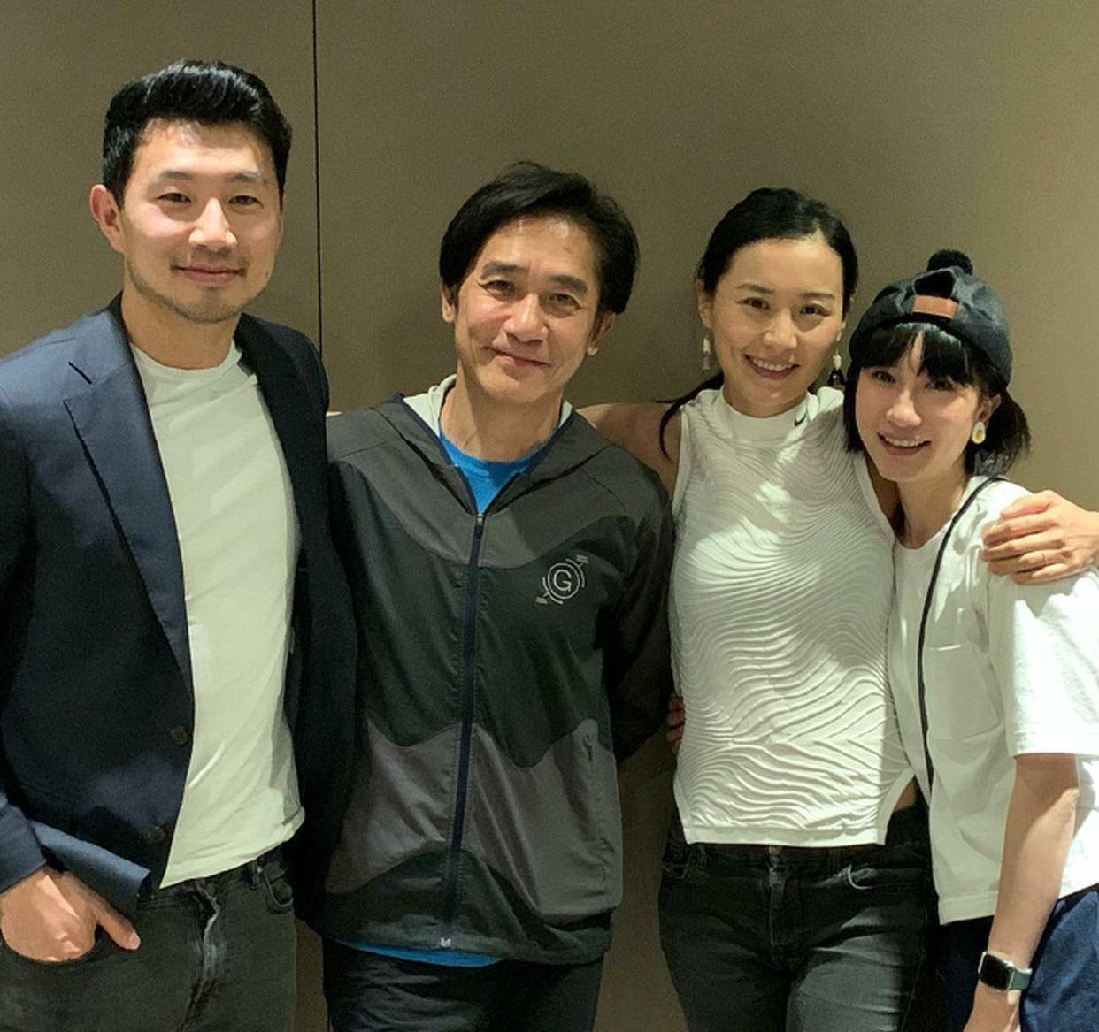 梁朝伟 59岁梁朝伟真会打扮！穿500 夹克配小脚裤合影，发际线后移显沧桑