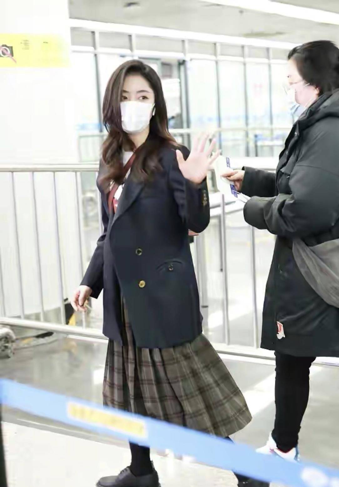 整体 谭松韵终于不再扮嫩，呢子外套配印花裙，这才是31岁该有的气质