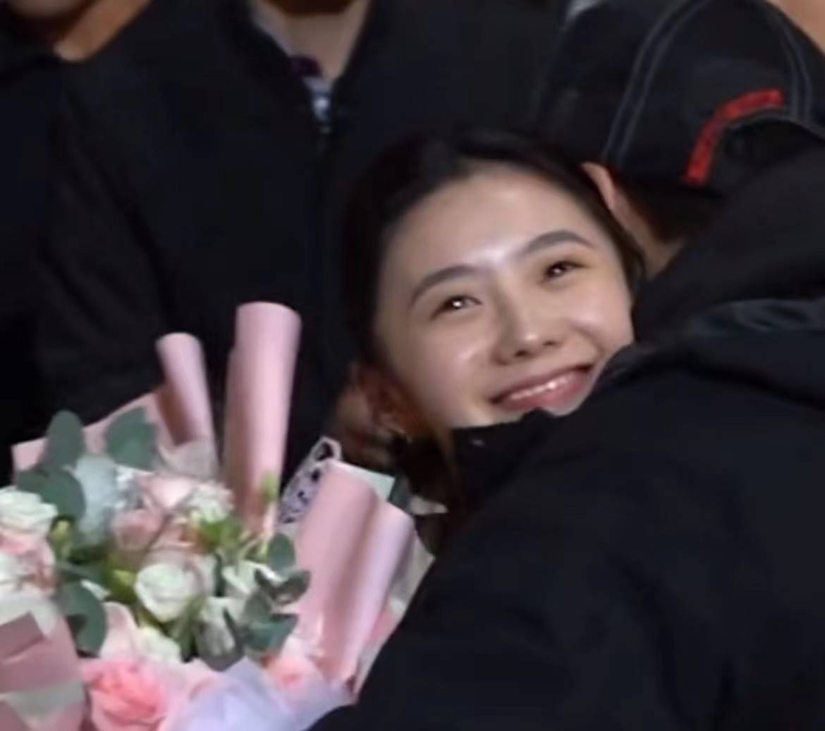 电影|成龙新片一匹马火了！电影杀青大家给它喂蛋糕，大哥还给它擦眼泪