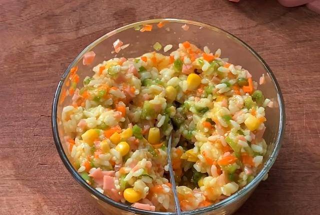 蔬菜|剩米饭别炒着吃了,简单做法方便有食欲,早餐孩子吃上瘾