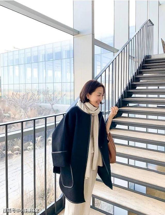 大衣 这才是50岁女人的穿衣日常，保暖不显老，普通人可照搬