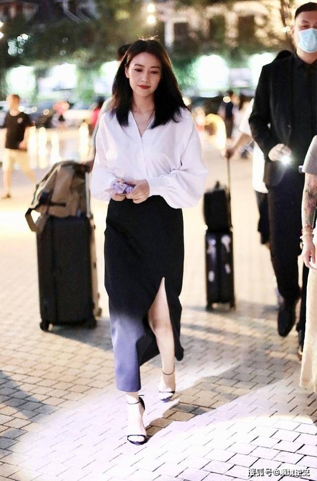 显得 高圆圆真有气质，白色服装穿在她身上看着真高级，太漂亮了