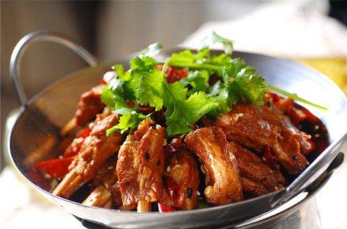 天凉了菜也冷得快,教你两道干锅菜,边加热边吃很过瘾,特香!_排骨