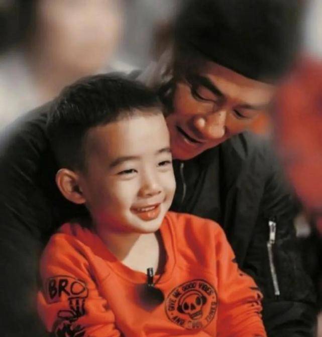 节目组|陈小春：54岁山鸡哥选秀翻红，为老婆披荆斩棘，他凭什么站C位？