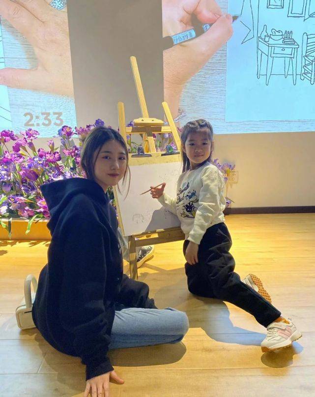细节在风格上会更偏向休闲风的效果