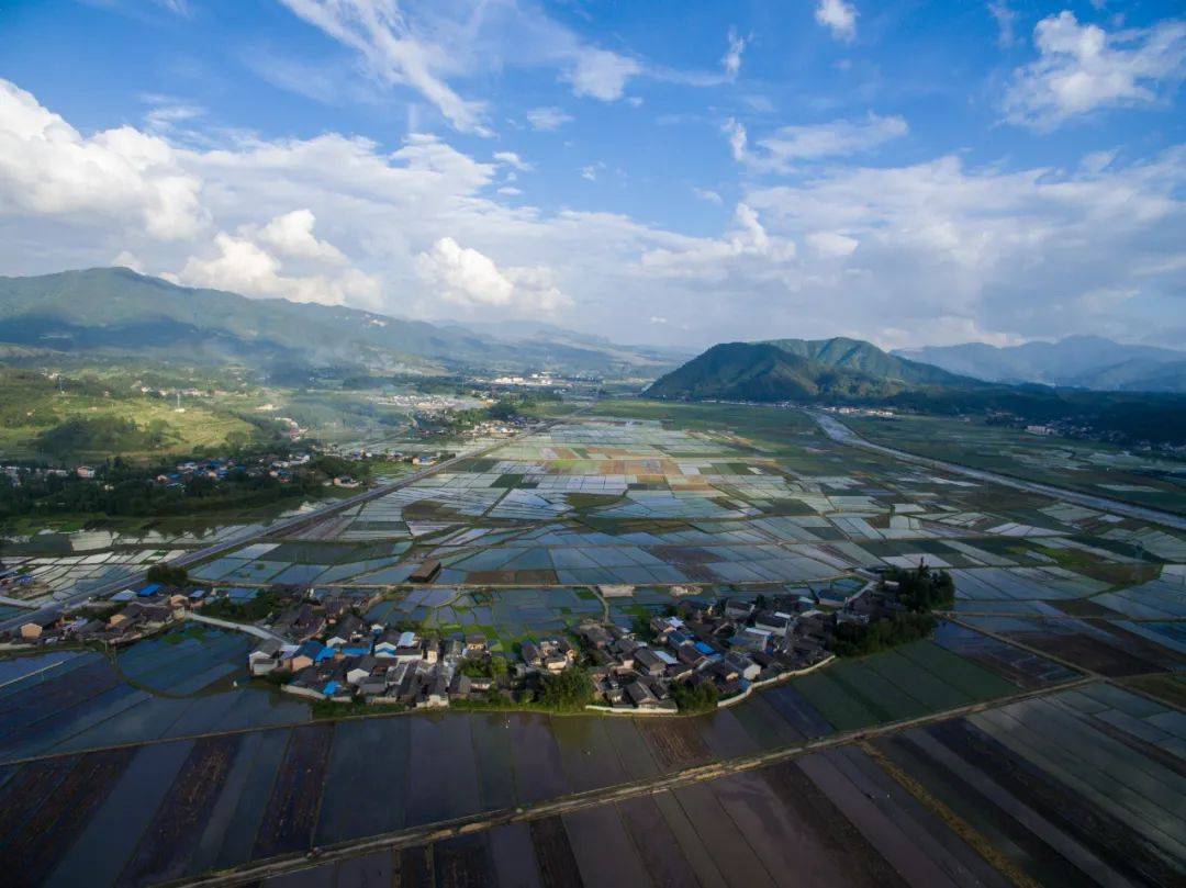 棋盘石自然村隶属于滇滩镇联族村社区,属于山区.