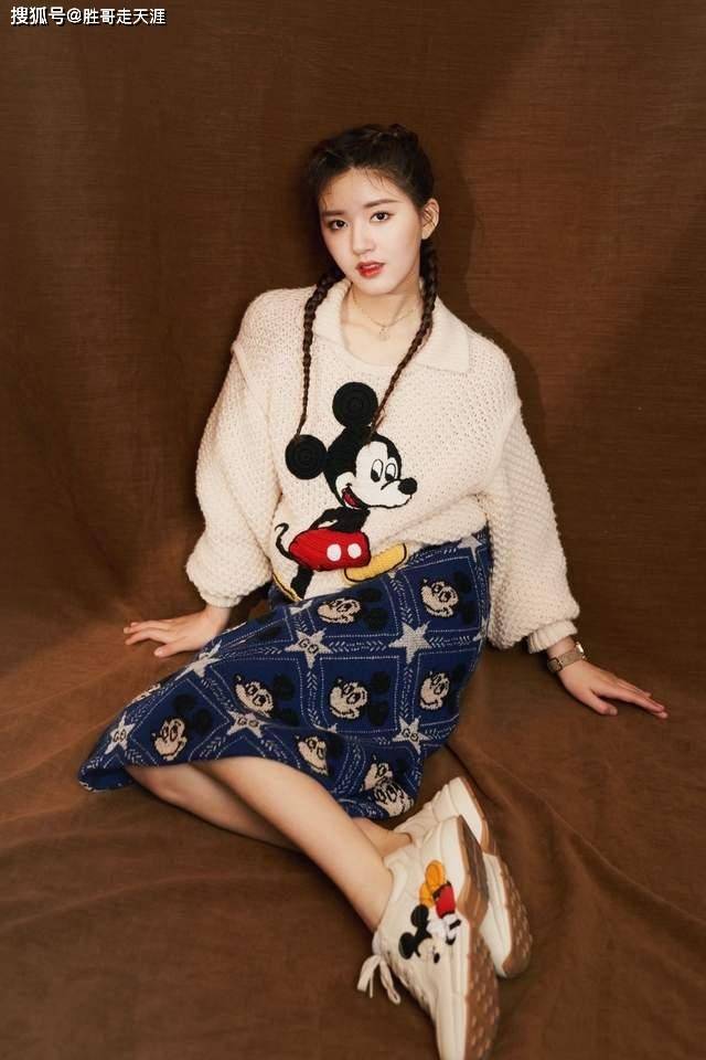 西装 “初恋女孩”赵露思,秋冬穿搭“上暖下凉”?一般人hold不住