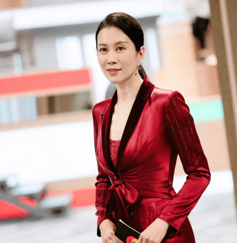 温峥嵘 温峥嵘才是真“戏精”,演啥像啥穿衣还高级,西装显出成熟女人味