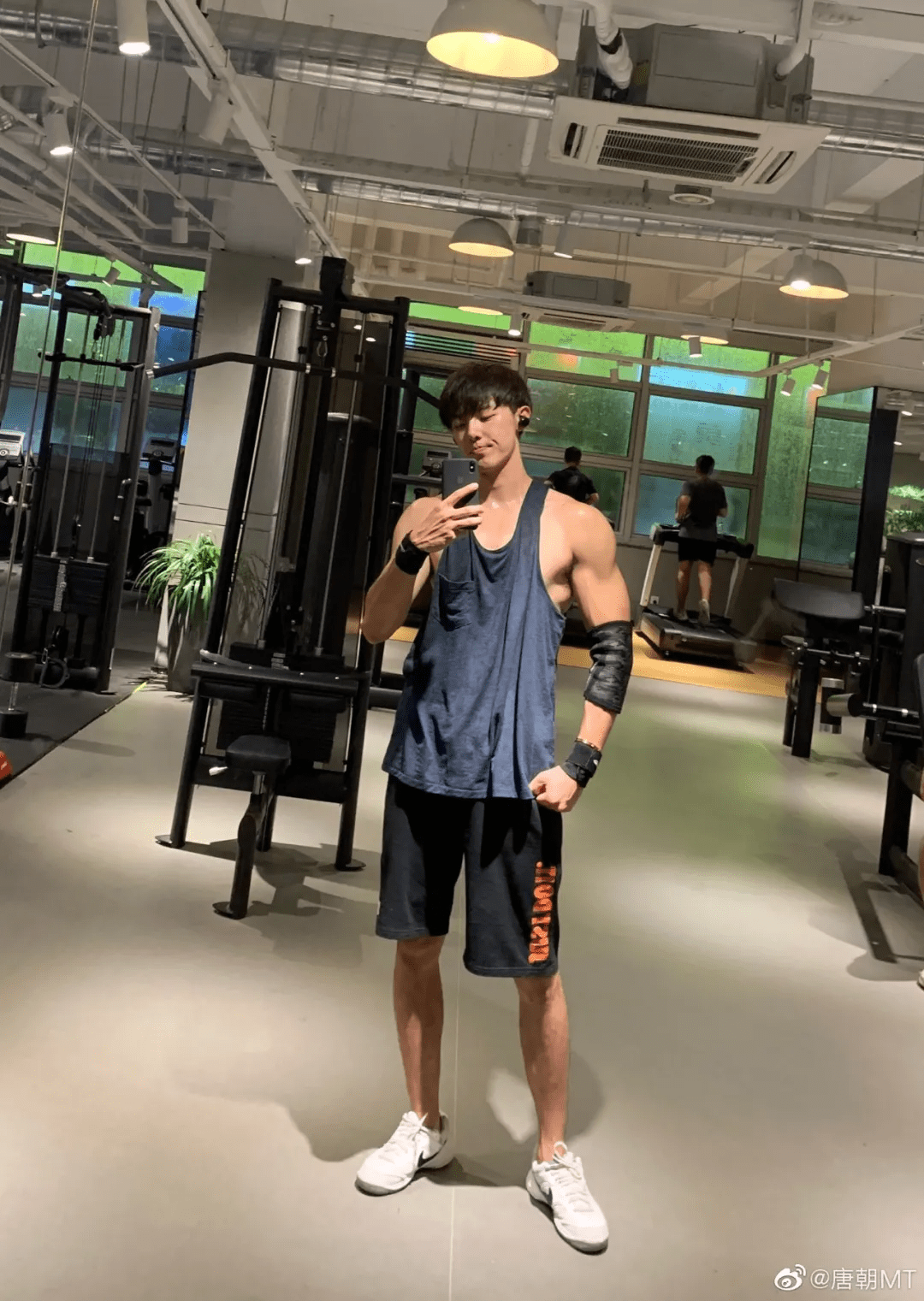 cos王者荣耀达摩的小哥火了一身肌肉媲美漫画人物网友真帅