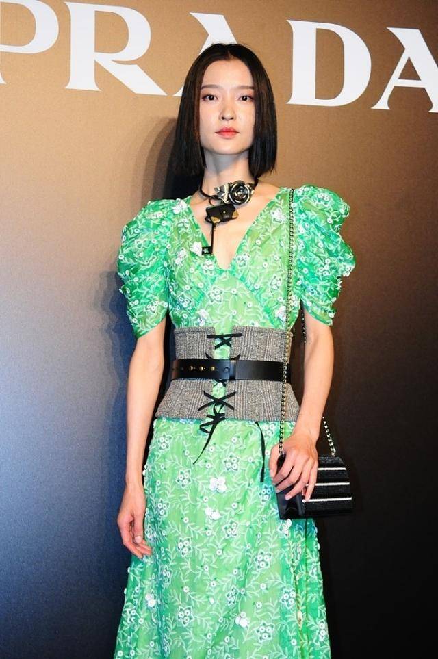 魅力 杜鹃179cm的身高可不白长，穿裙子配平底鞋也有气场，真有魄力