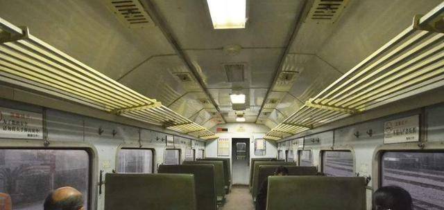 我国的绿皮火车，为啥渐渐被乘客“嫌弃”？乘务员说出其中实情