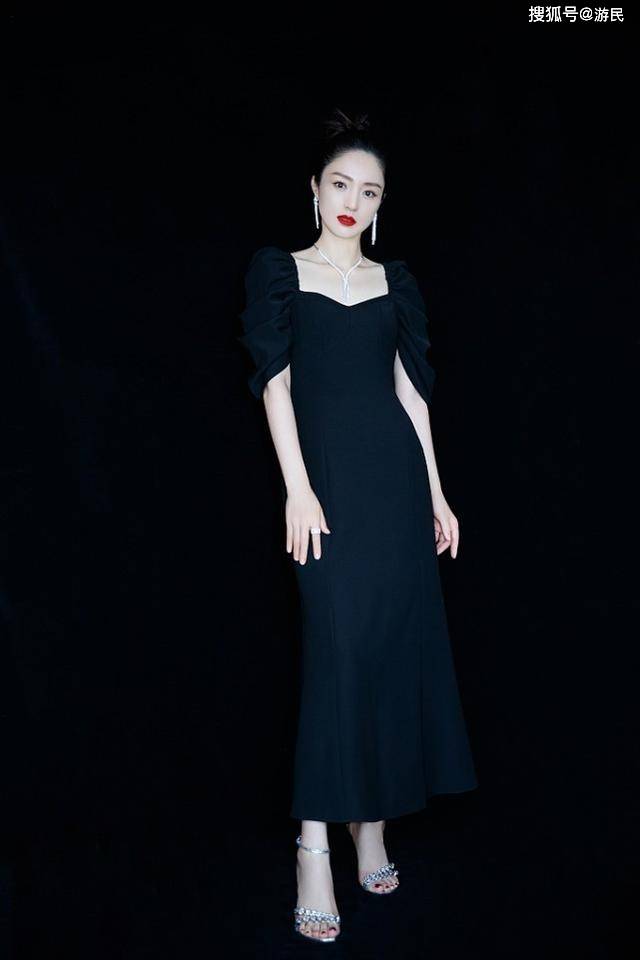 董璇 董璇穿粉色少女感的“烫金裙”,有撩人的“仙气”,还挺不一样的