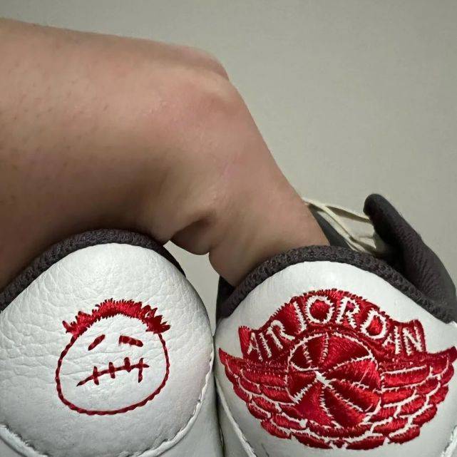 Low 取消发售了吗？Travis Scott x AJ1"新倒勾"联名实物又被泄露！