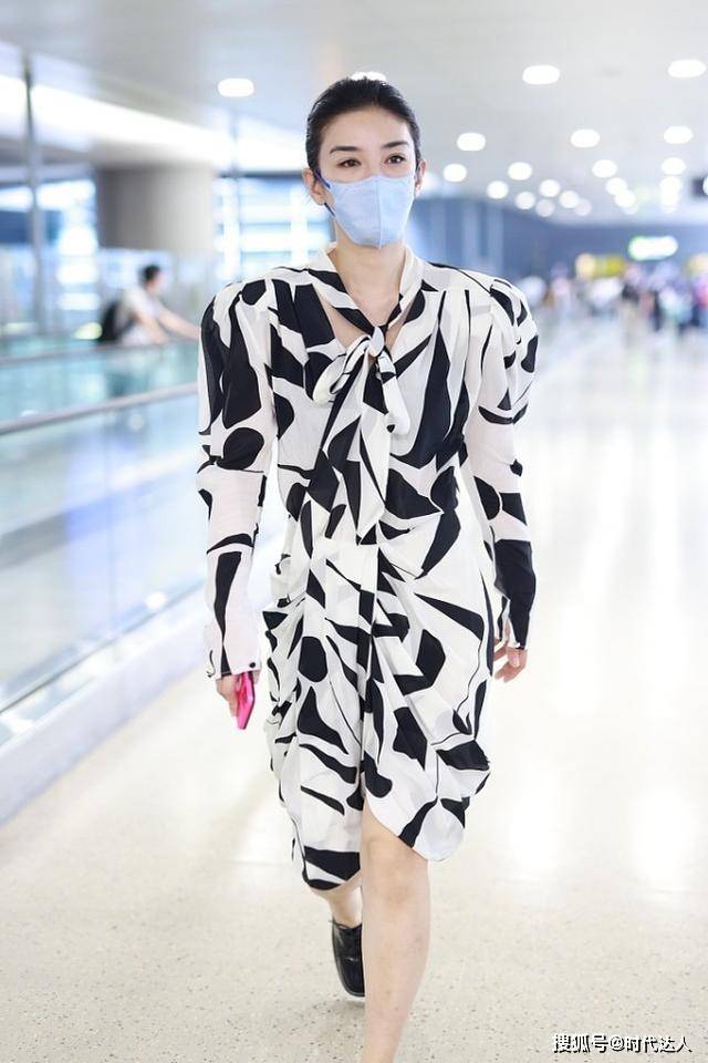 黄奕 黄奕的“一字肩”好明显，穿裙子更是撑得起来，不过就是显身板宽