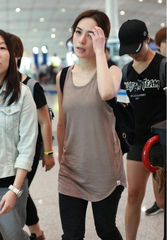 黑色 阿娇又“翻车”，宽松背心配黑色牛仔裤显胖又显矮，多亏有高颜值