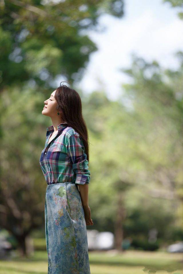 杨钰莹 奔五的杨钰莹不会老吗？衬衫配印花半裙青春靓丽，状态如19岁少女