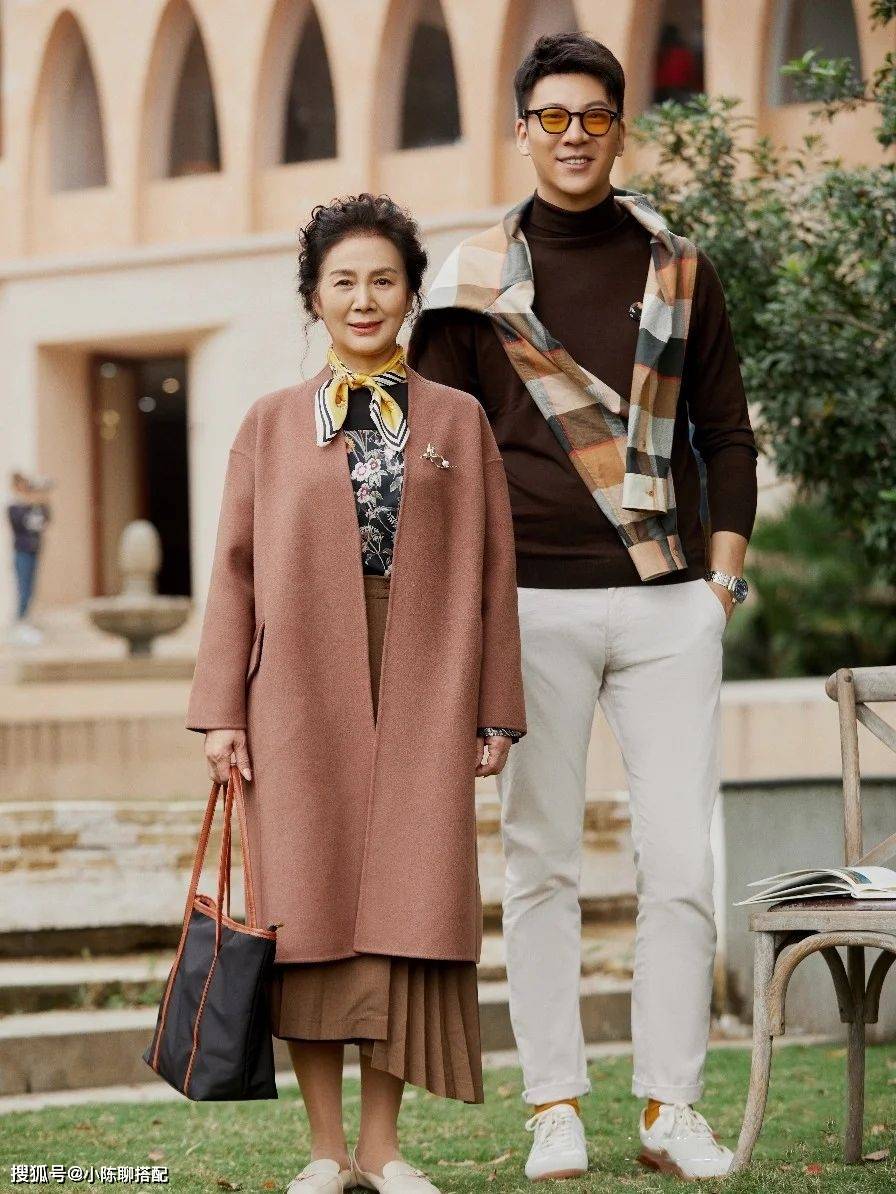 大衣 秋冬大衣这样穿巨好看，瞧60+妈妈的万能搭配法则，时髦有高级感