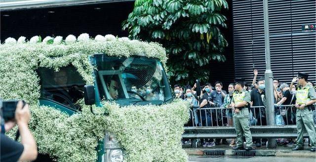 梅爱芳|梅艳芳传记电影上映，实景还原张国荣出殡场面