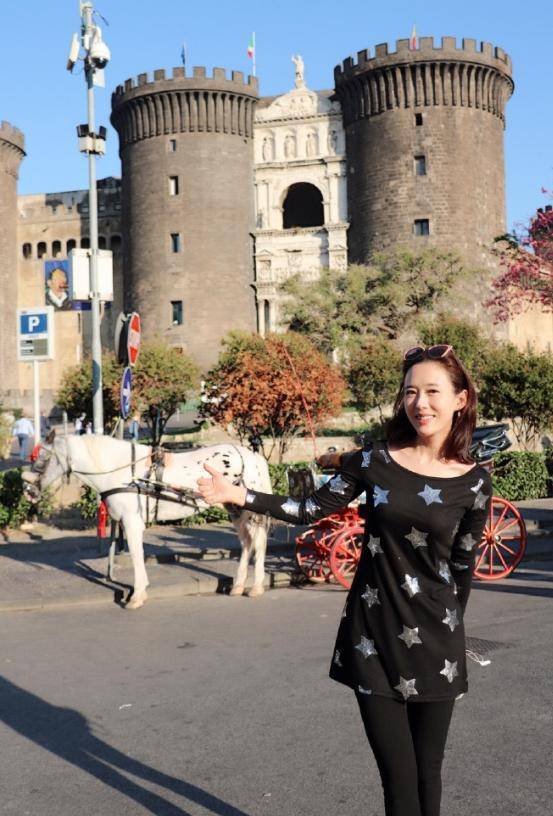 设计 颜丹晨私服穿搭好惊艳！黑色连衣裙简约舒适，星星图案点缀好少女