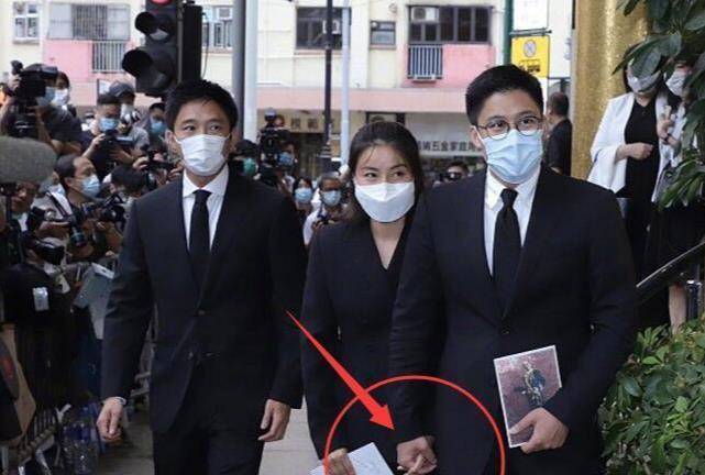 灵堂|霍启刚独自出席阔太葬礼，现场名人云集，不输自家奶奶的规模