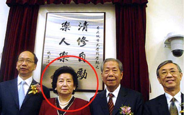 灵堂|霍启刚独自出席阔太葬礼，现场名人云集，不输自家奶奶的规模