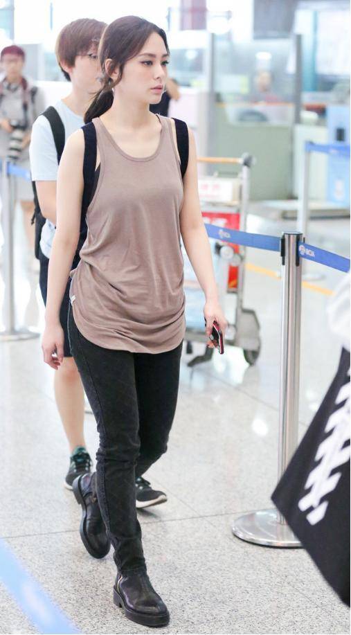 黑色 阿娇又“翻车”，宽松背心配黑色牛仔裤显胖又显矮，多亏有高颜值