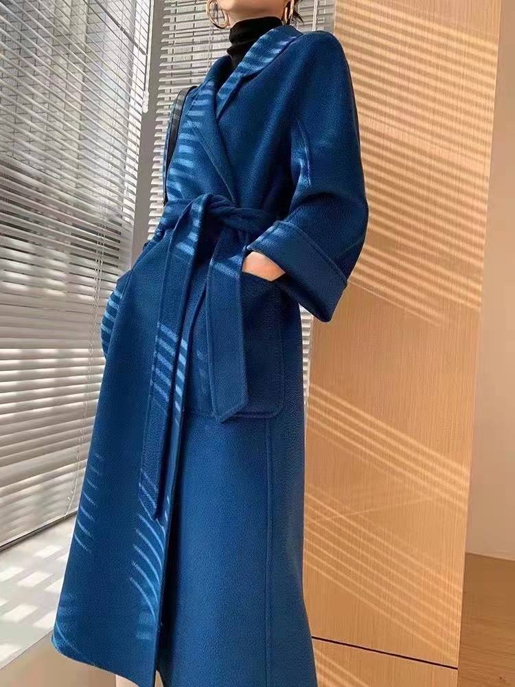 感觉 丢掉你的驼色卡其大衣吧，这些亮色大衣更强势吸睛，高级又不俗气