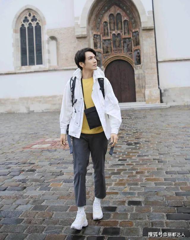 黑色 45岁钟汉良和24岁郭麒麟,看起来像同龄人,看看不老男神怎样穿的