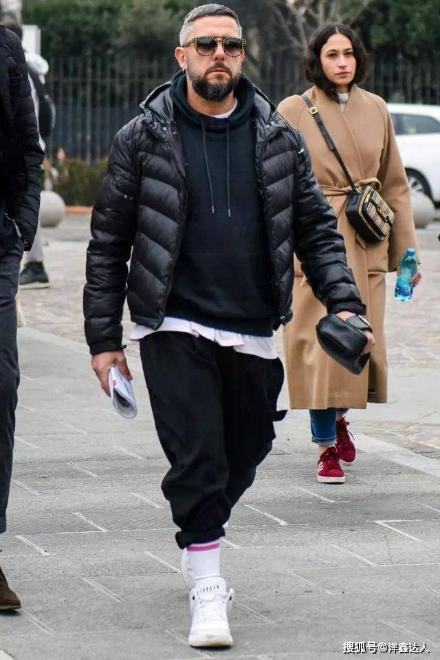 艳蓝色 穿运动裤外套应该怎么选？搭配这4种款式风格，造型百搭时髦