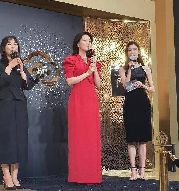 饰品 李英爱真是韩国的刘诗诗，活动造型永远优雅至上，保暖偏偏还养眼