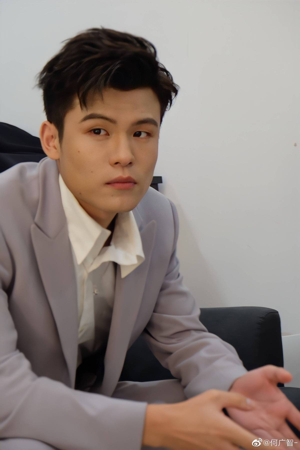 星之|脱口秀界“周杰伦”何广智空降虎牙，直播内容竟是和美女下棋