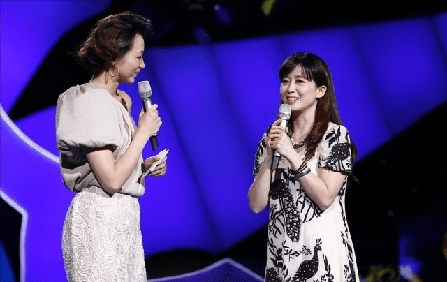 魅力 孟庭苇董卿同穿裸色裙，差11cm却不影响气质，中年原来也能挺美