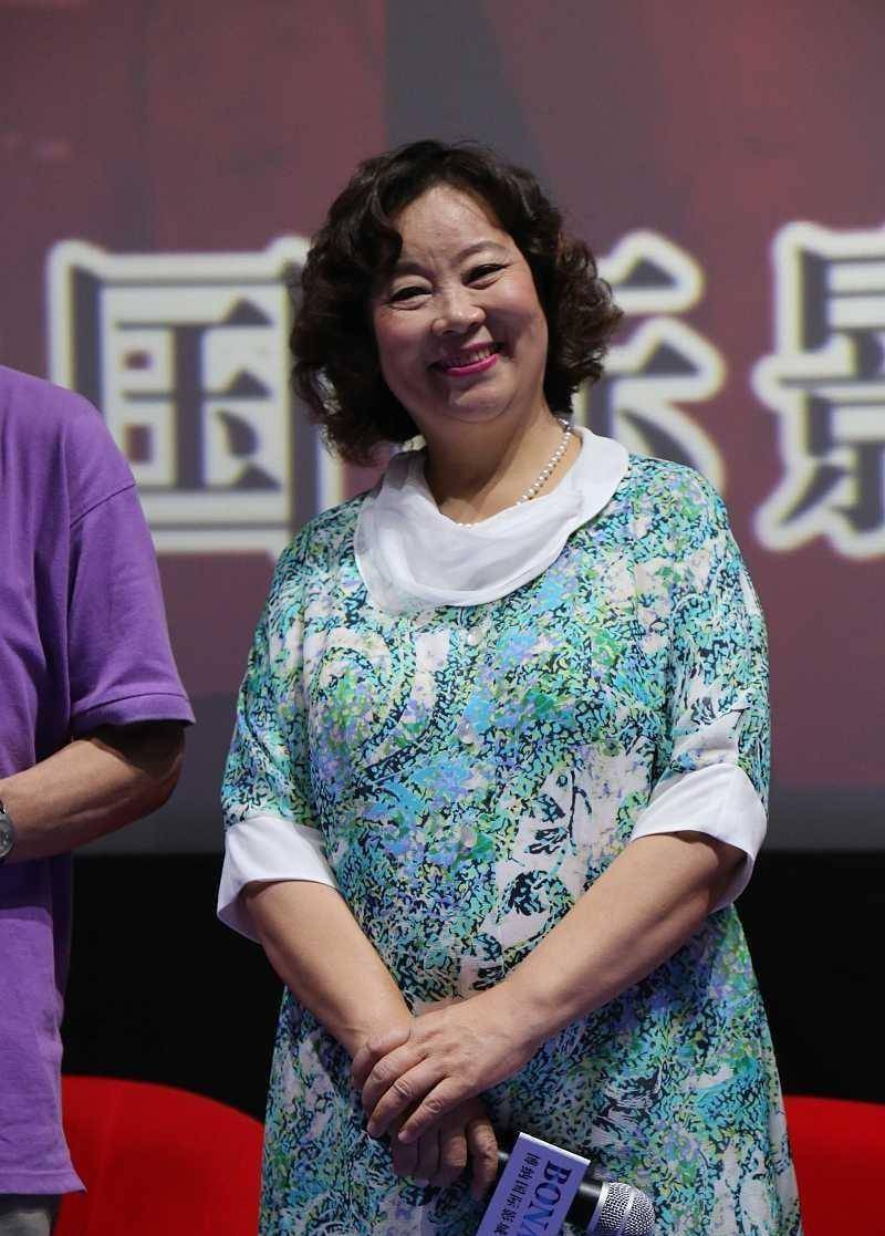 建议 女人过了50岁建议穿长裙，优雅与高级并存，方青卓奶奶也在穿