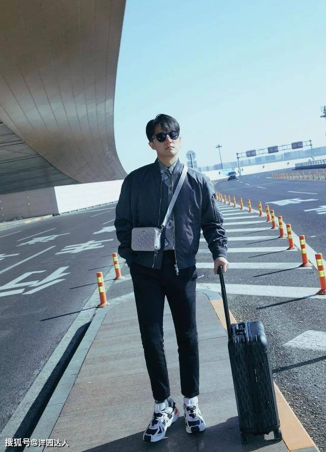 运动鞋 34岁黄轩开启巴黎看秀之旅，飞行夹克+运动鞋，造型实用时髦