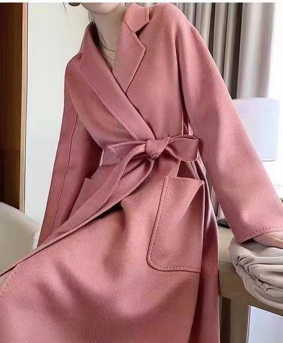 感觉 丢掉你的驼色卡其大衣吧,这些亮色大衣更强势吸睛,高级又不俗气