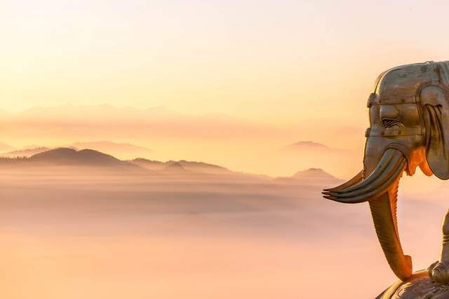 我国公认的四大佛教名山之一，山脚下就是报国寺，香火十分旺盛