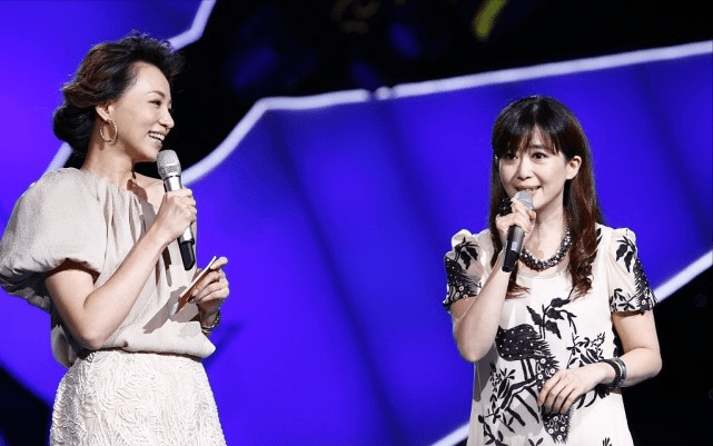 魅力 孟庭苇董卿同穿裸色裙，差11cm却不影响气质，中年原来也能挺美