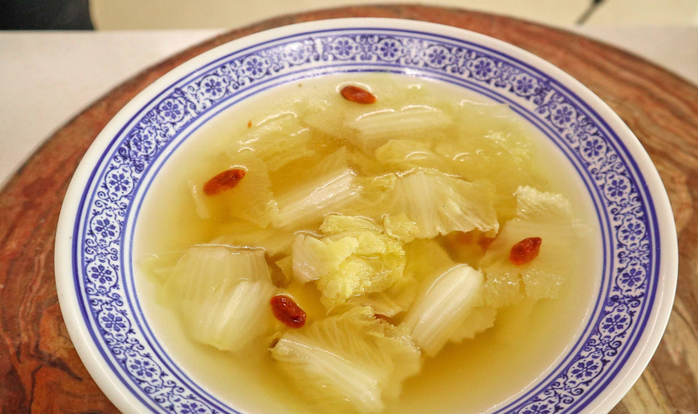 原创教大家一道杞子原味白菜汤的做法喜欢的朋友快来试试吧