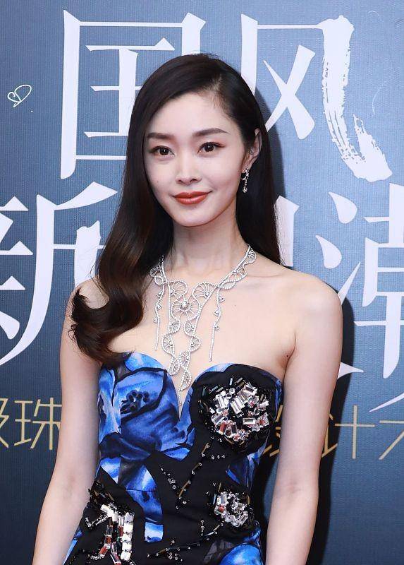 进行 配色高级真挺重要，宋轶的蓝色印花裙就很清新，看着就很有气质感