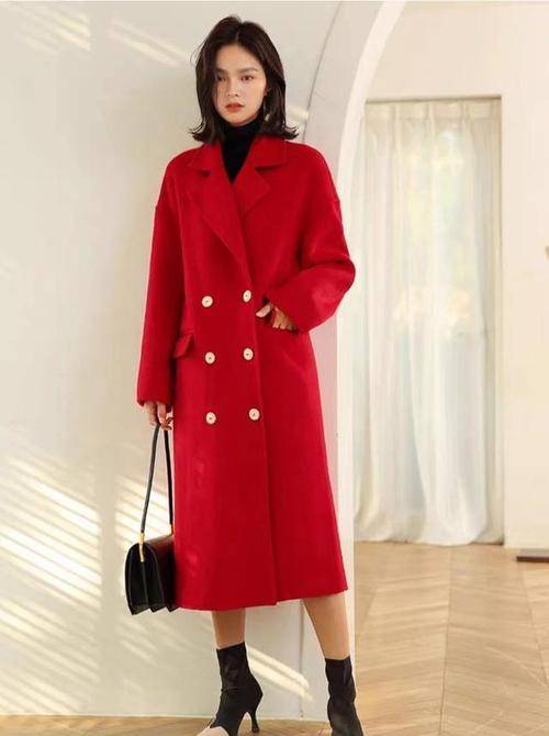 感觉 丢掉你的驼色卡其大衣吧,这些亮色大衣更强势吸睛,高级又不俗气