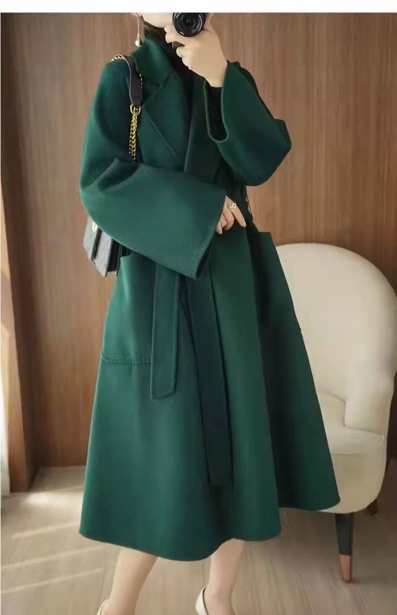 感觉 丢掉你的驼色卡其大衣吧，这些亮色大衣更强势吸睛，高级又不俗气