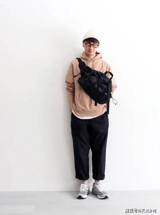 西裤 穿西裤一直搭配皮鞋？风格太单调了，换运动鞋试试，造型时髦出众